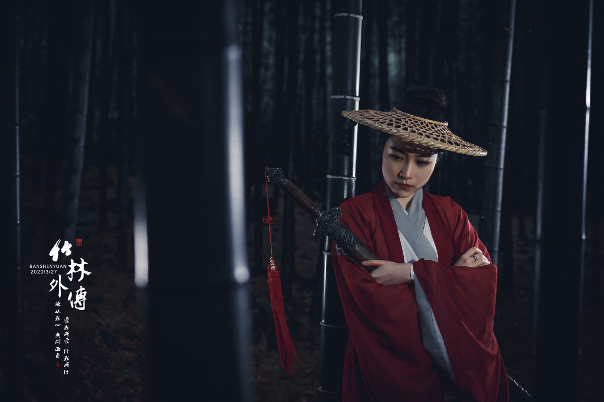 妹子约了拍组古风侠女,化完妆下雨了,气温骤降,还是橙色预警.