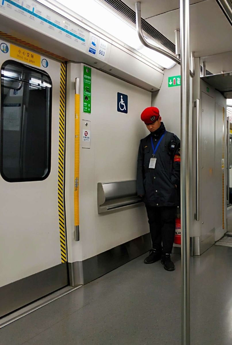 辛苦工作的地铁工作者