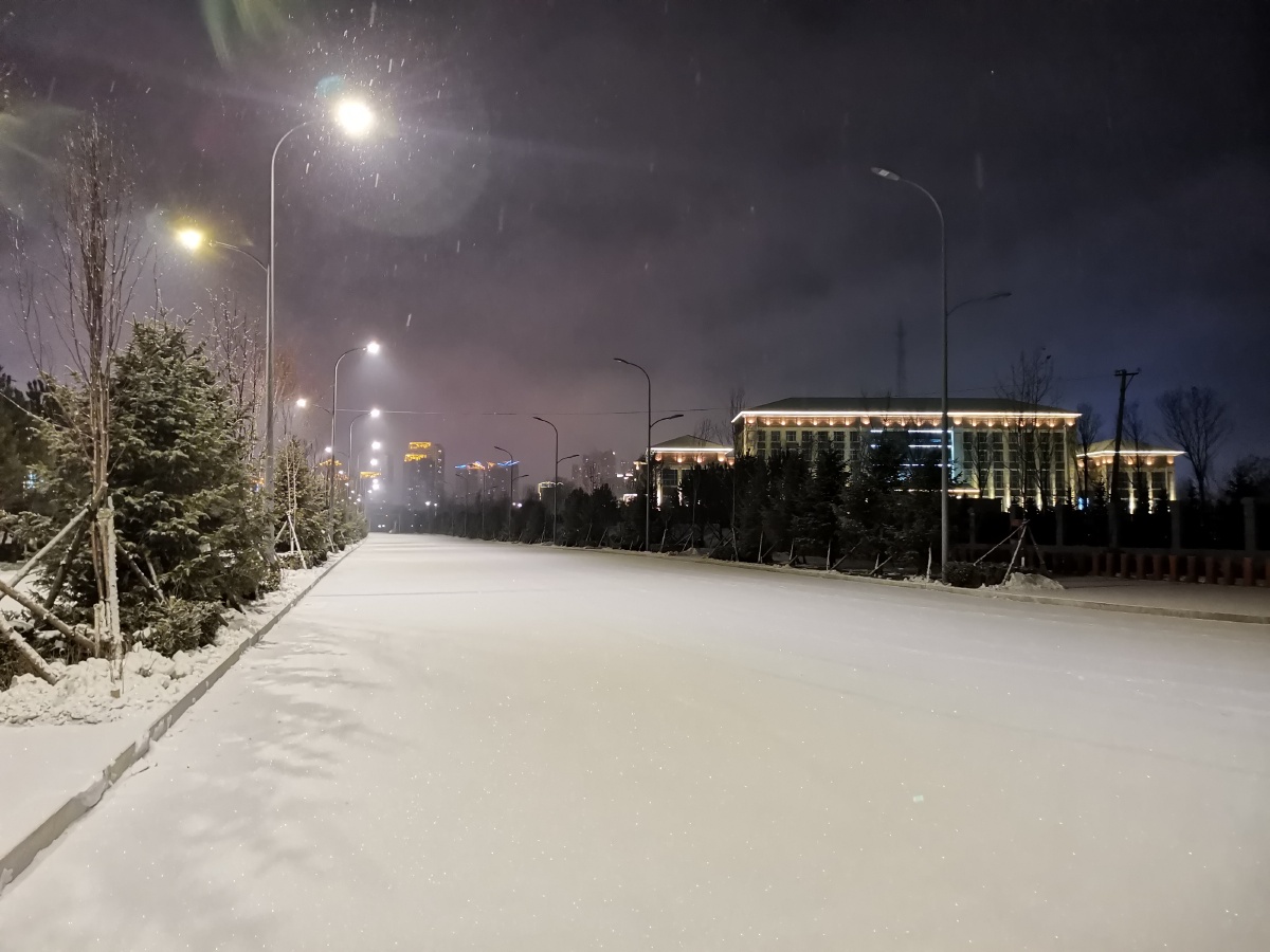 下雪啦纯净无暇最重要的是没人踩踏一片空白