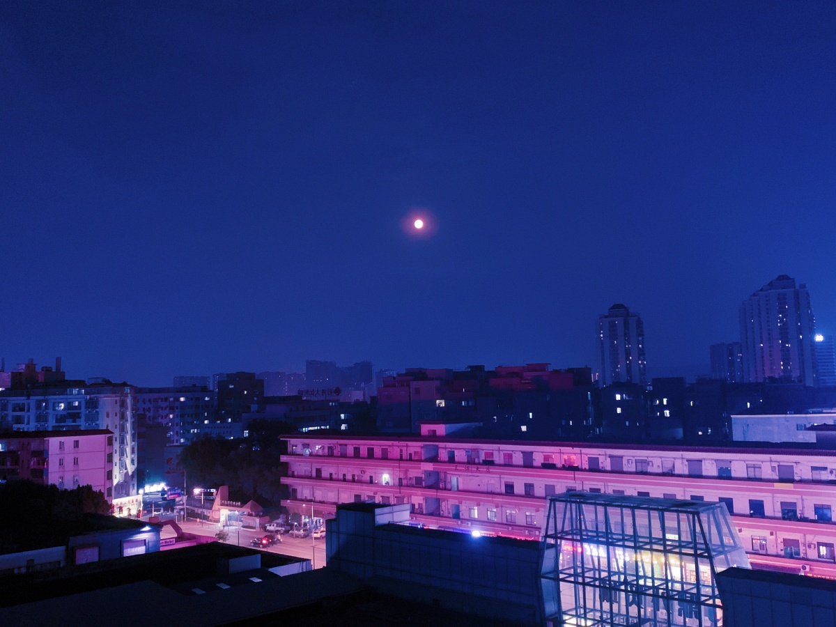 十五的月亮16圆凌晨的太阳不如夜里的月亮明亮