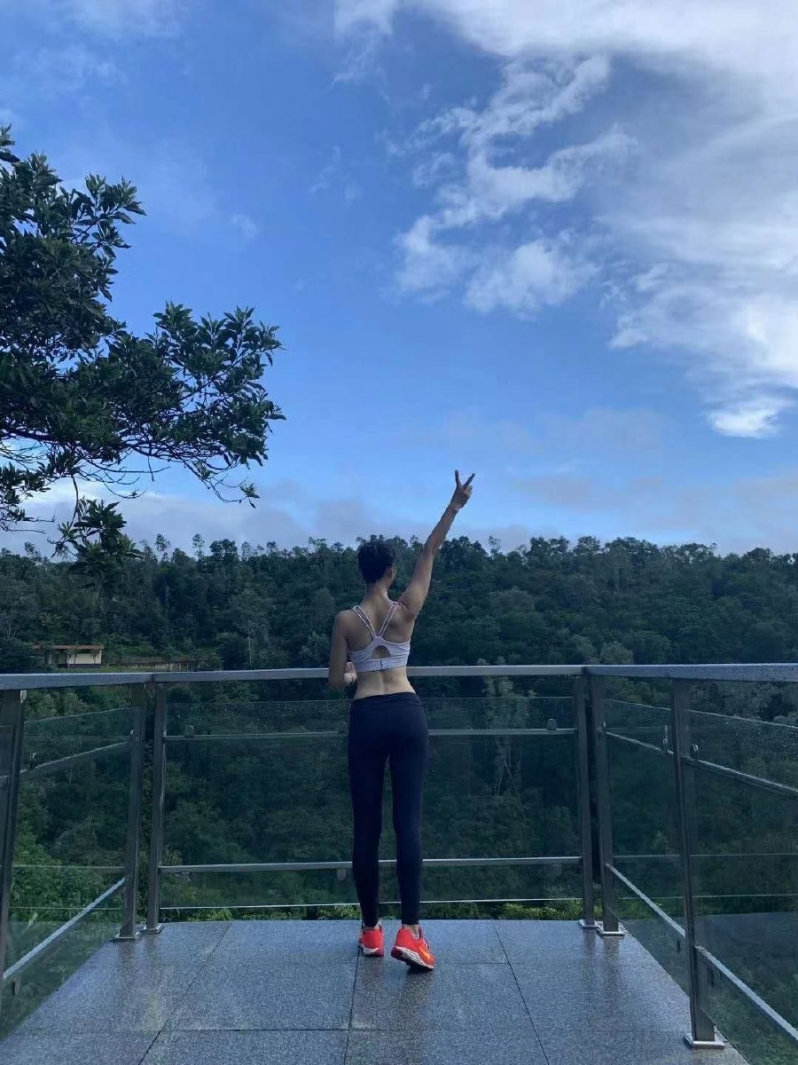 这身材,根本不像生过孩子的两侧腰的曲线很凹,很凹,真人更凹……练