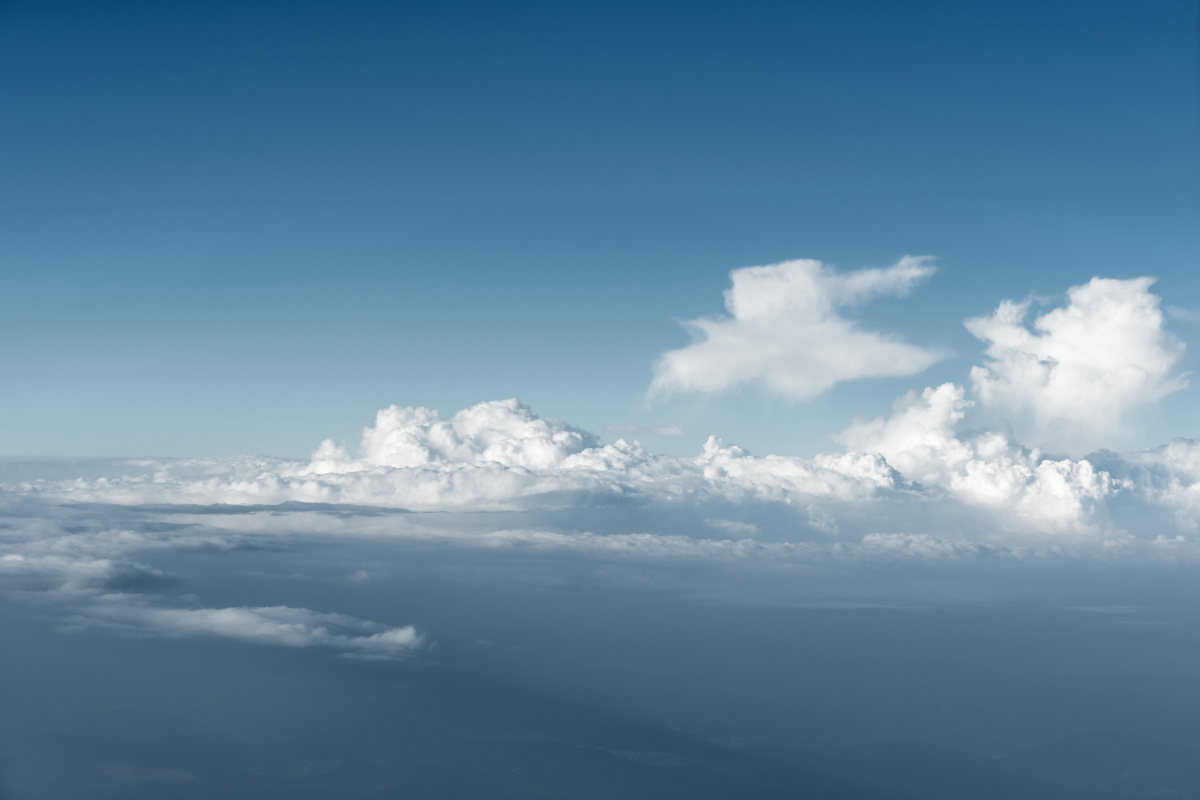 飞机上拍云朵