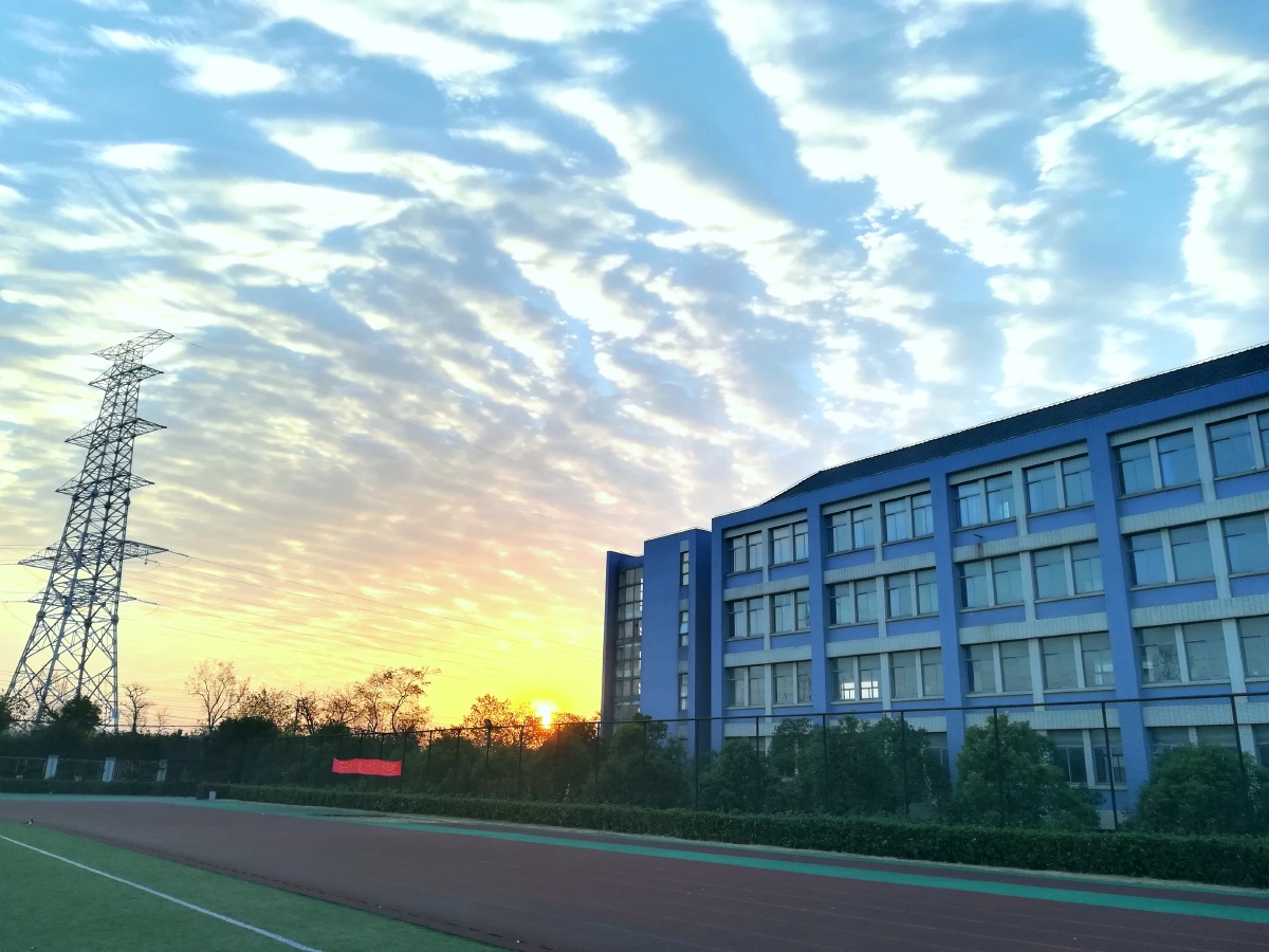 《晨晖》 这是南京交通技师学院的一个清晨