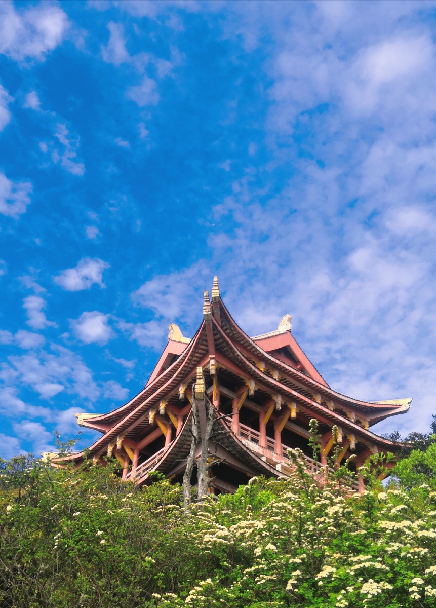 雪山千古冷独照峨眉峰