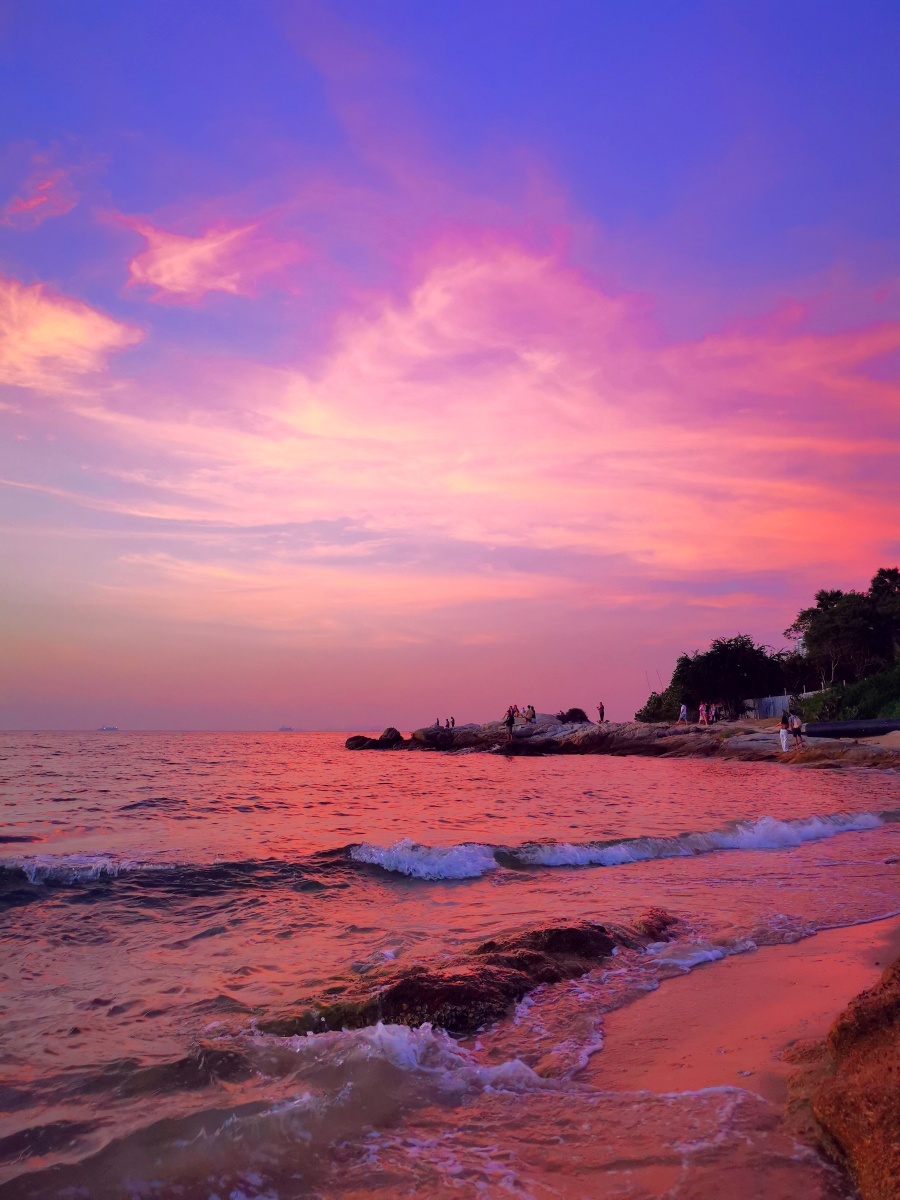 天空被夕阳染成了血红色桃红的云倒映在流水上整个水面变成了紫红色