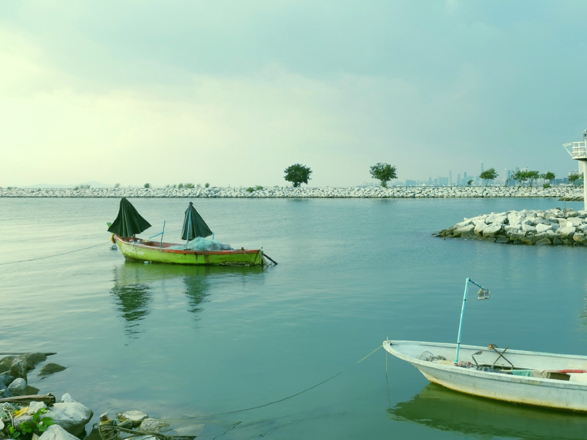 湖面荡漾着碧绿的湖水微风吹来海面泛起波纹小船随波荡漾水里倒映着