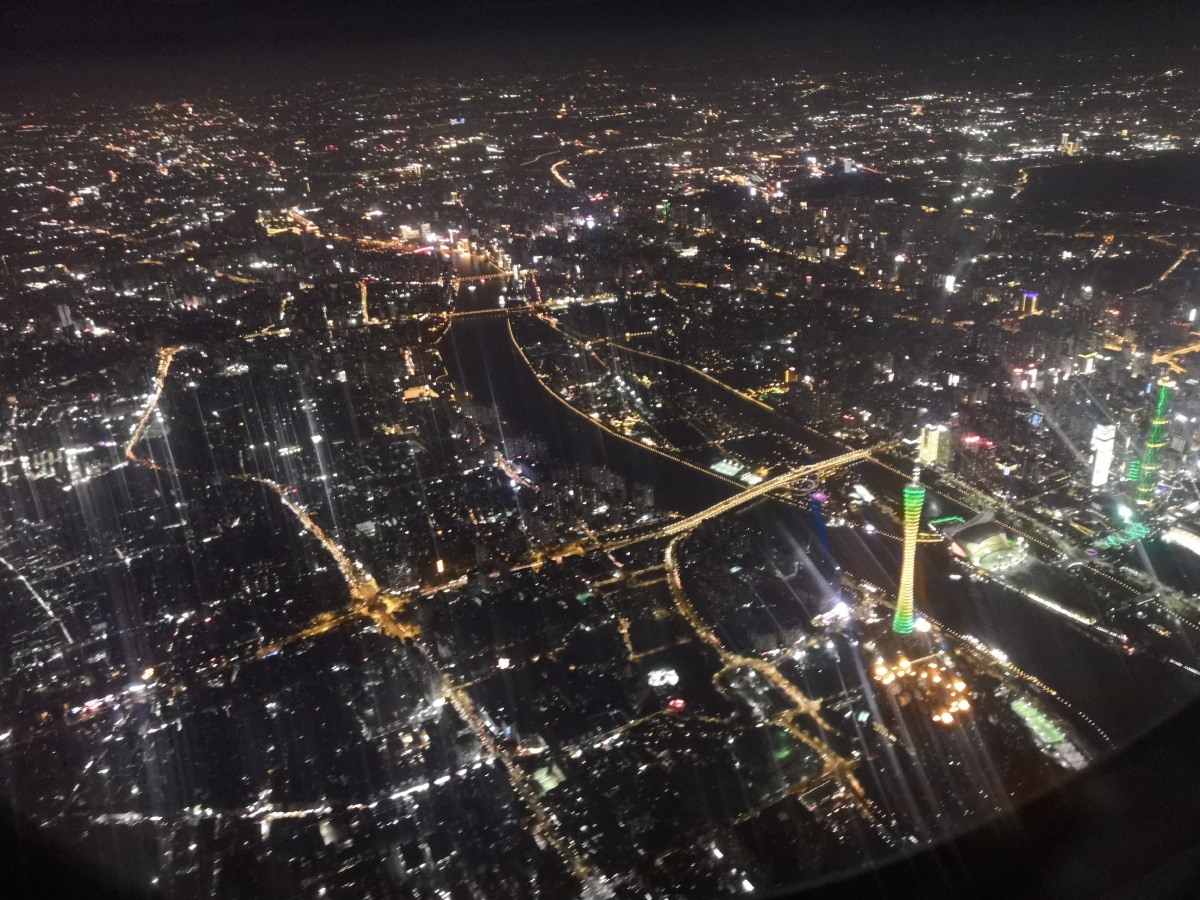 飞机上拍下广州夜景,仿佛置身在茫茫宇宙之中
