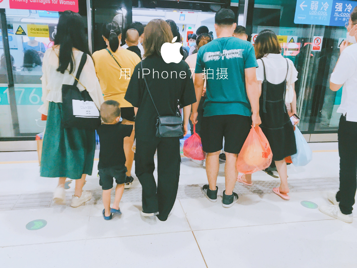 上班路上的地铁人群. 深圳