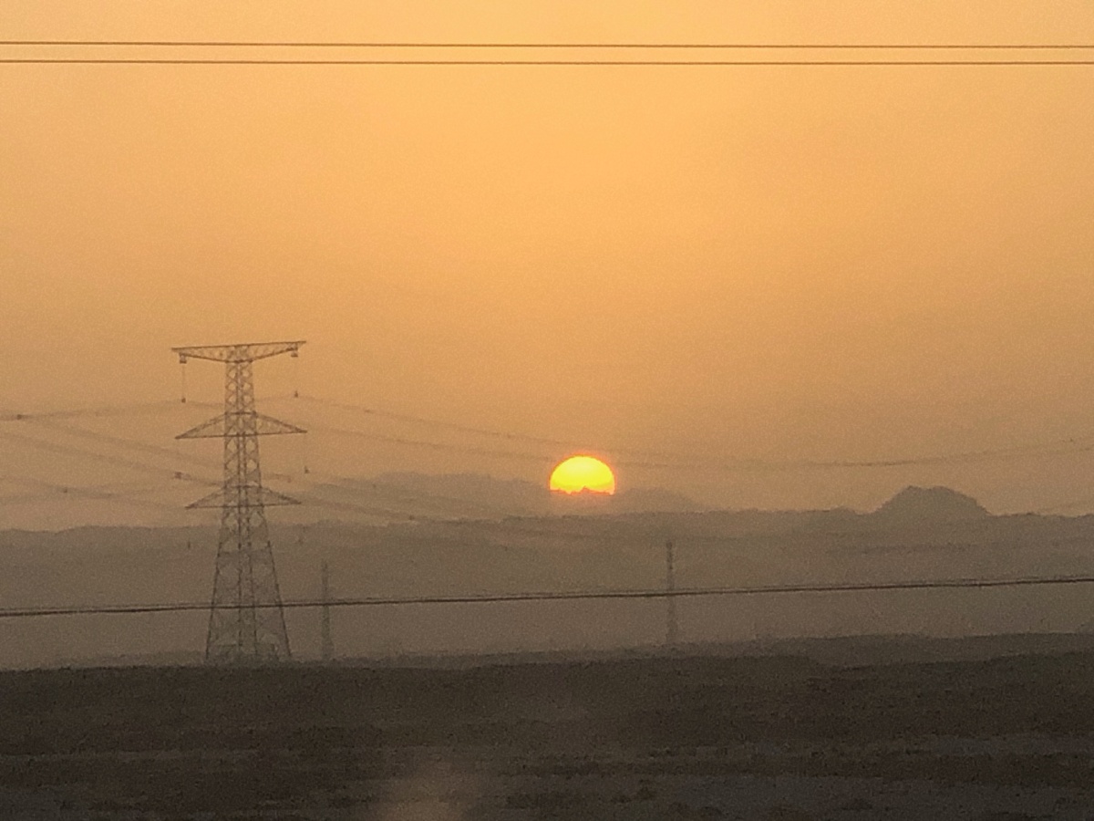 太阳的升起也就是月亮里竟落下的落幕