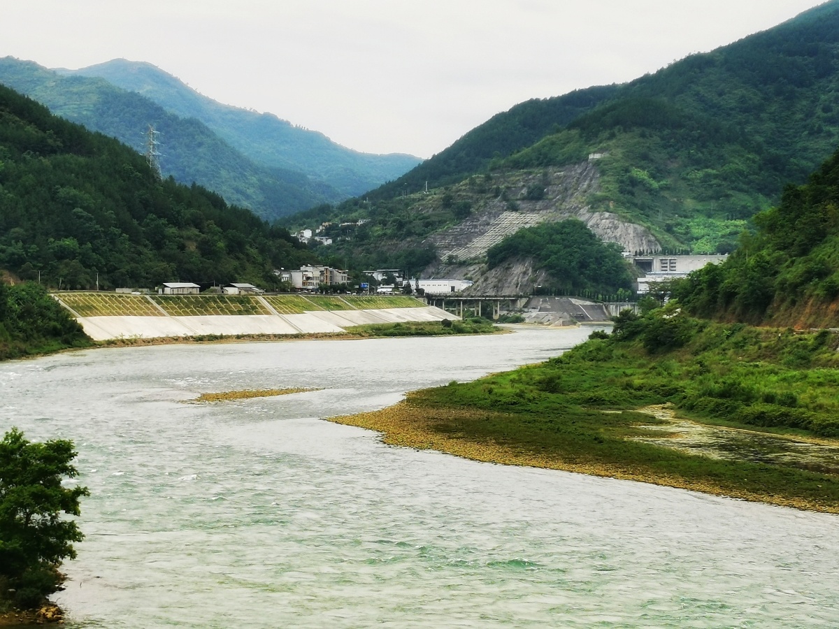 到广西隆林扶贫这个村子与贵州隔着南盘江相望好山好水希望两岸的群众