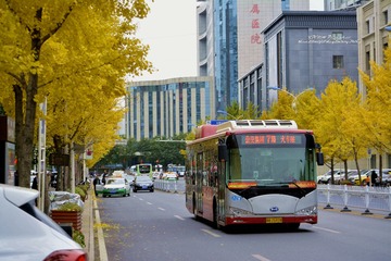 951884
