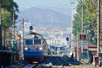 1025975