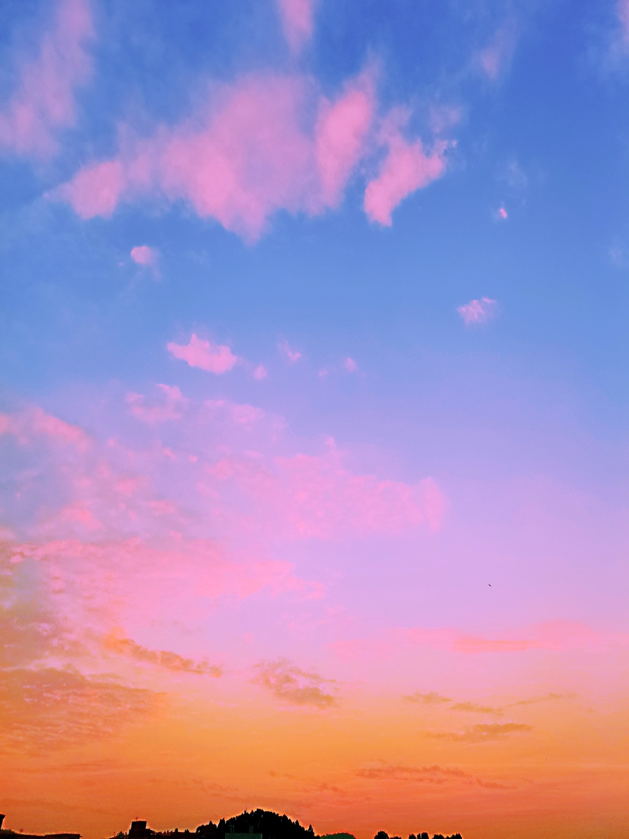 傍晚时分蓝天上的彩霞真美