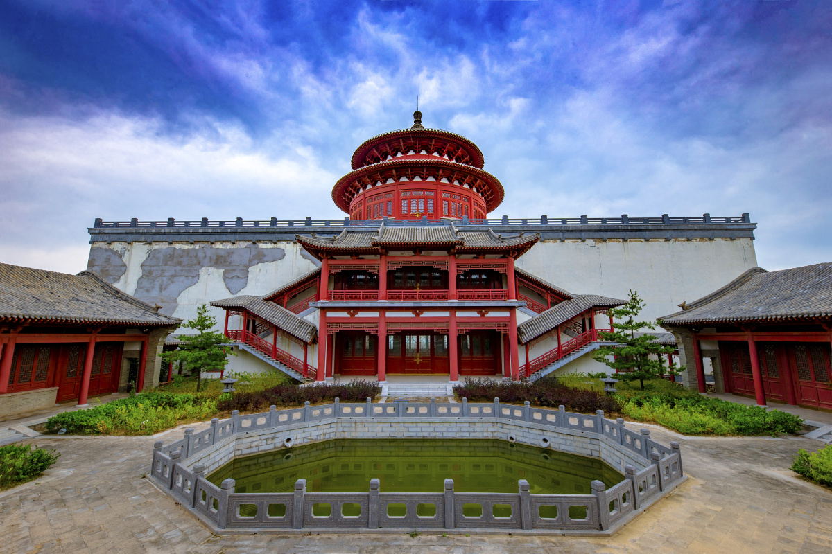 周末走进乡宁戎子酒庄被这里的仿古建筑所着迷那雕梁画栋飞檐翘角把戎