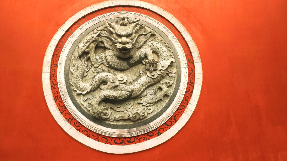 雕刻一条盘旋而卧在墙壁上的龙