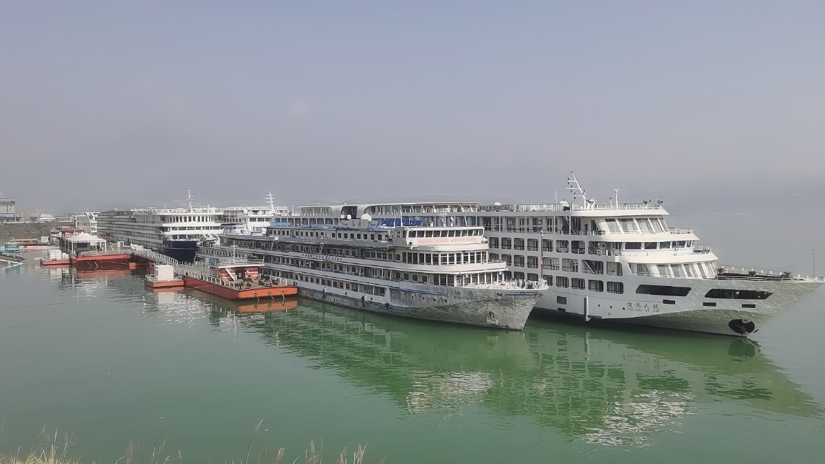三峡大坝旅游船码头集散中心都是停的游船!
