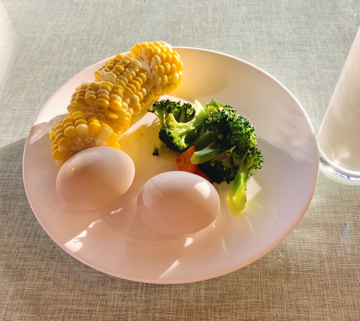 阳光明媚的早晨一份绿色健康的早餐