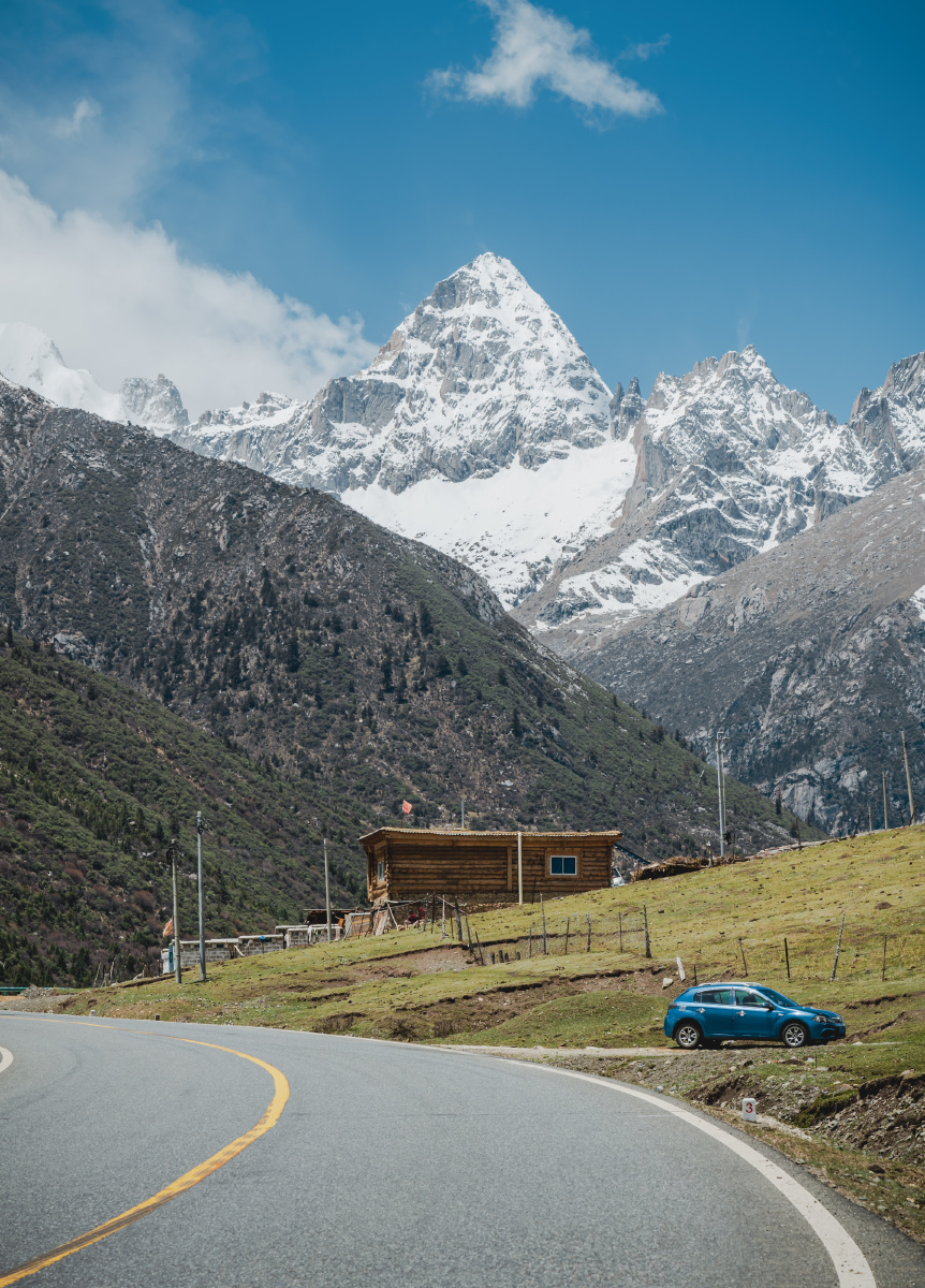 5月中旬317国道雀儿山下的甘孜州风光秀丽