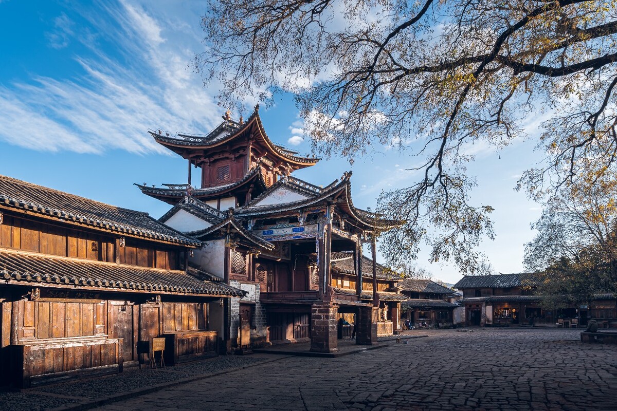 去年冬日里的云南大理州沙溪古镇,古戏台,镇东古桥,老街子和门楼.