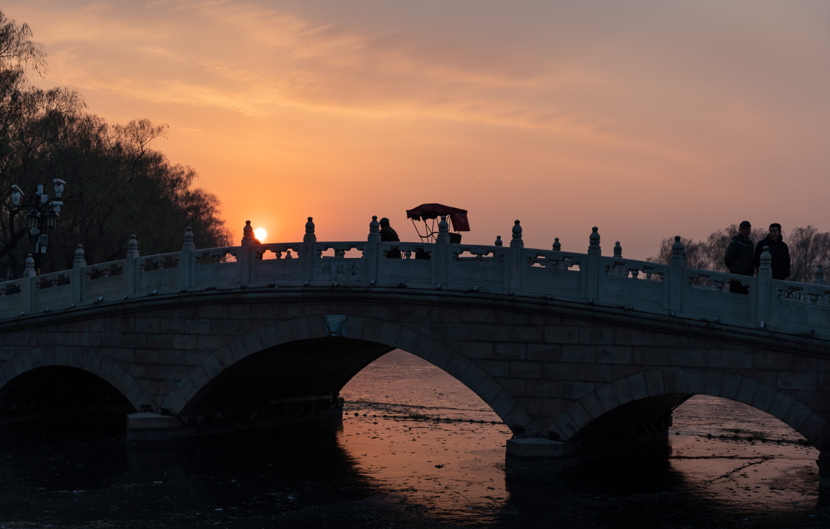 什刹海金锭桥的日落