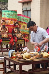06有人还在献祭的鸡嘴上叼了百元大钞，难道神界也通用人民币？
