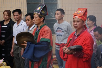 09巡游队伍会有道士（俗称道公）参与，左边的为“主道”，负责主持整个仪式，右边为“童道”，职责为辅助仪式。每次“摆醮”，他们都会念咒作法，把附近一带的瘟神妖魔收走，为居民带来平安。