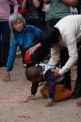 11在“诸神”面前，不论老小都得卑躬屈膝，但对小孩子来说，听妈妈的话才是最牢固的信仰。