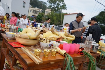 15丰盛的酒菜、虔诚的信徒正在等待着巡游队伍的到来。