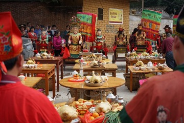 23道公在凡人和“诸神”之间扮演着桥梁的角色，代表一众信徒向“神”祈求风调雨顺。