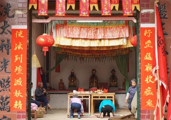 29劳累的大半天的“诸神”回到庙里，继续受到一波又一波信徒的顶礼膜拜。