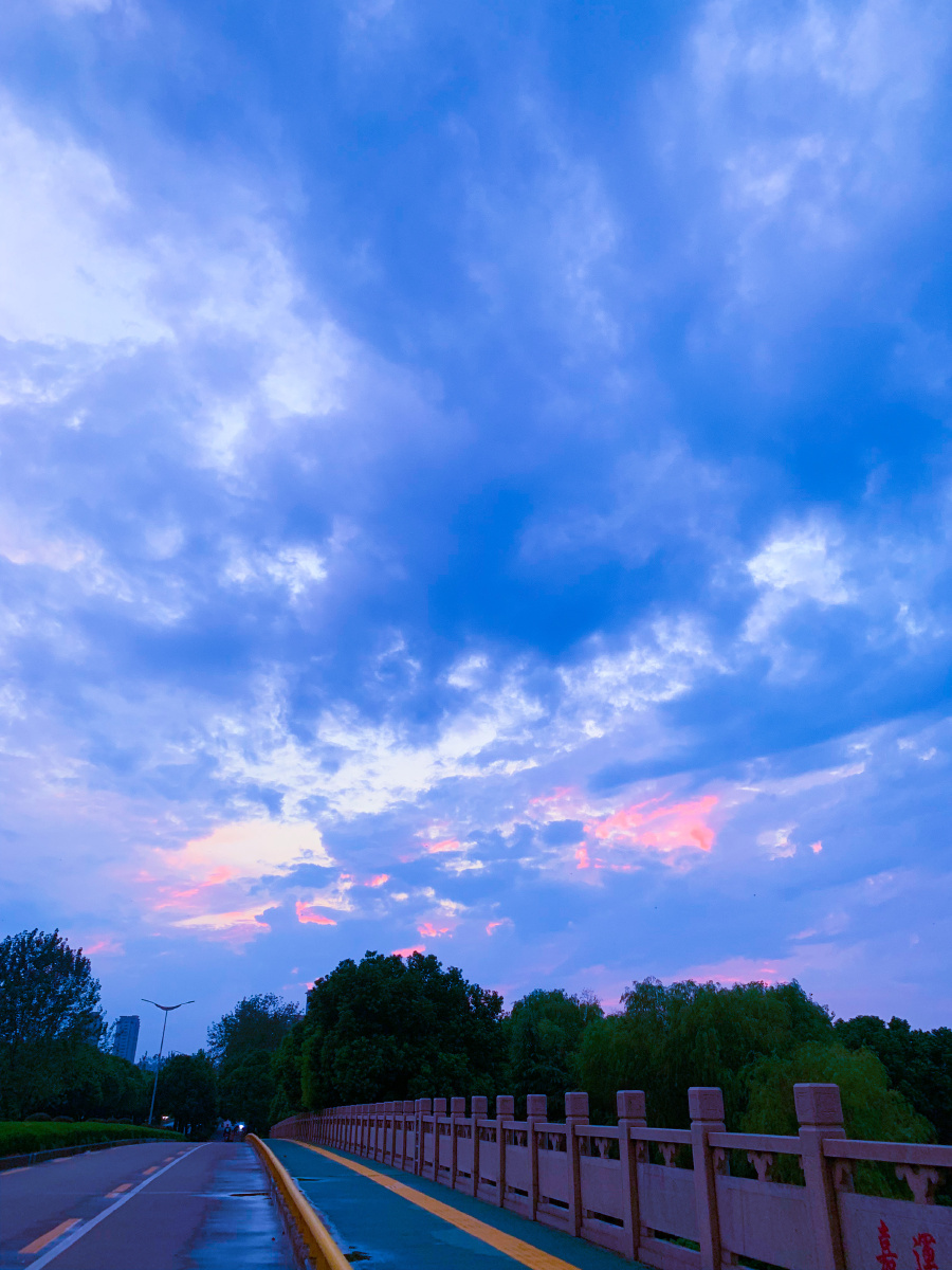 台风来之前夕阳下天空五彩斑斓的云