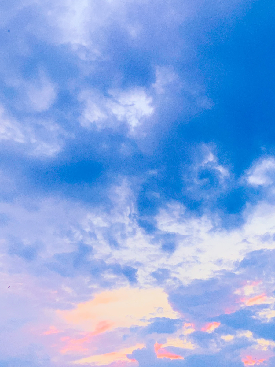 台风来之前夕阳下天空五彩斑斓的云