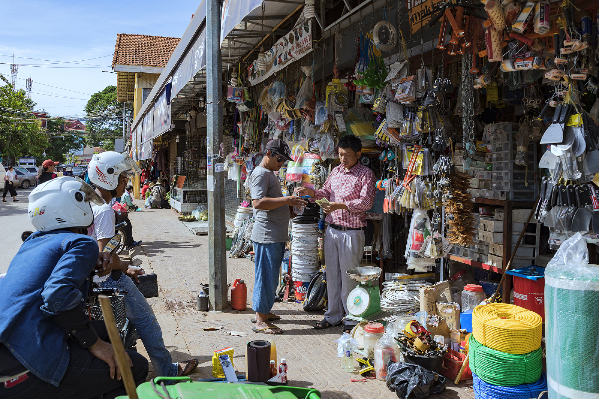 这是在一个自由市场中拍摄的.买卖双方正在交易时,抢下此场面.