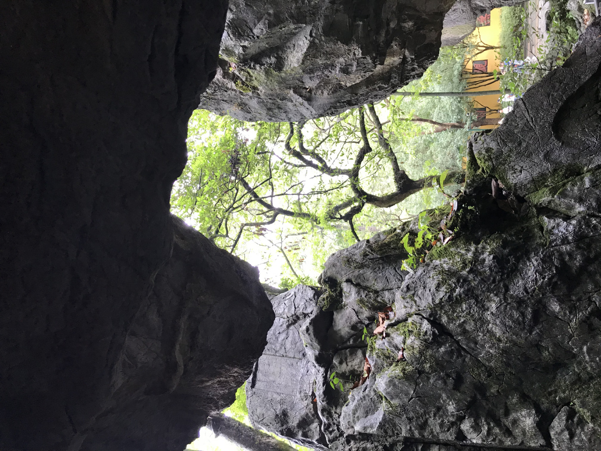 灵隐寺飞来峰佛像石雕合十祈祷