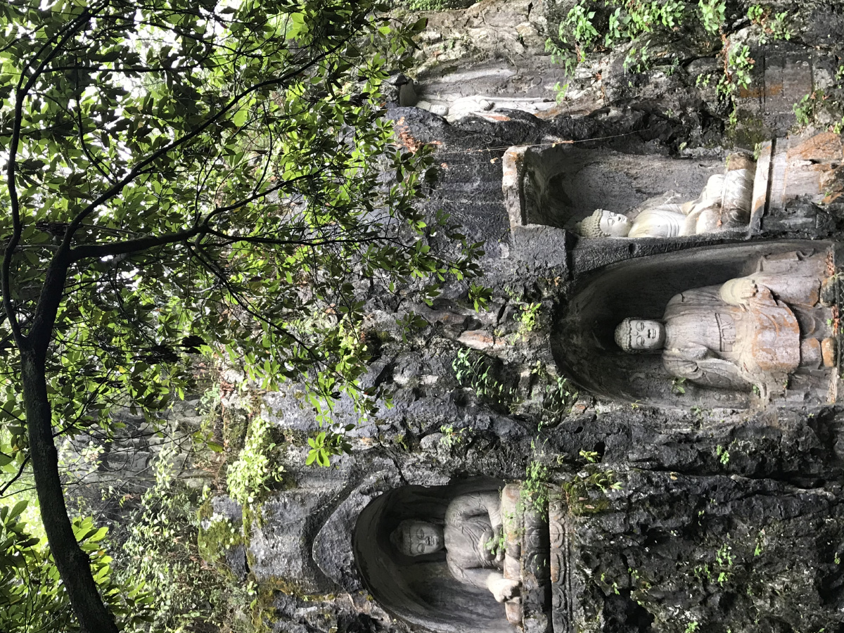 灵隐寺飞来峰佛像石雕合十祈祷