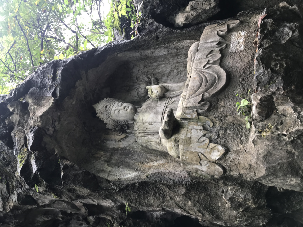 灵隐寺飞来峰佛像石雕合十祈祷