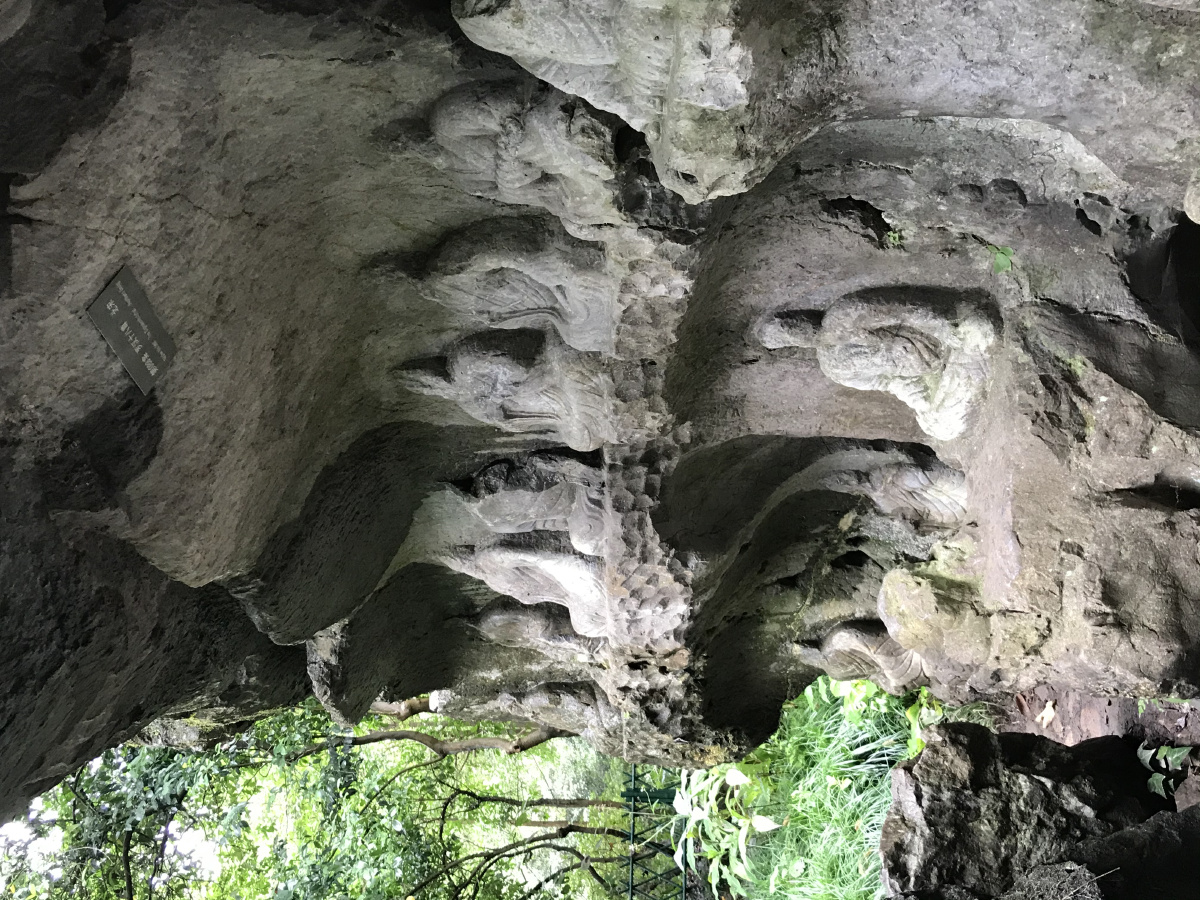 灵隐寺飞来峰佛像石雕合十祈祷
