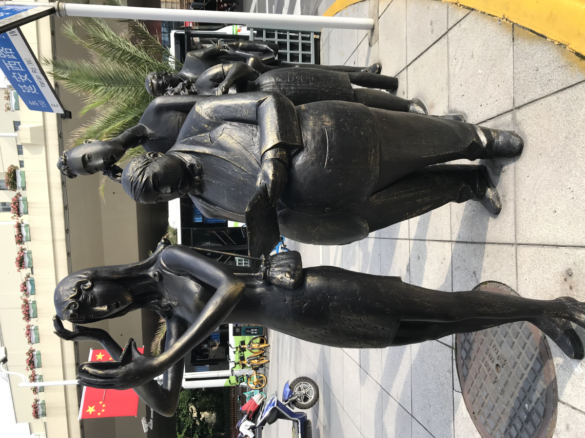 南京西路延安西路交叉路口排队的人们雕塑艺术作品