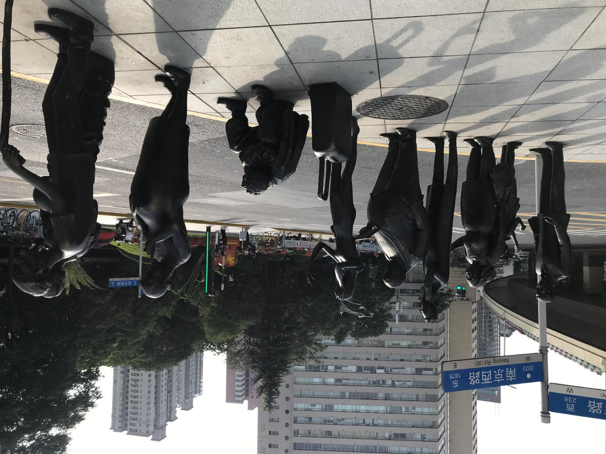 南京西路延安西路交叉路口排队的人们雕塑艺术作品
