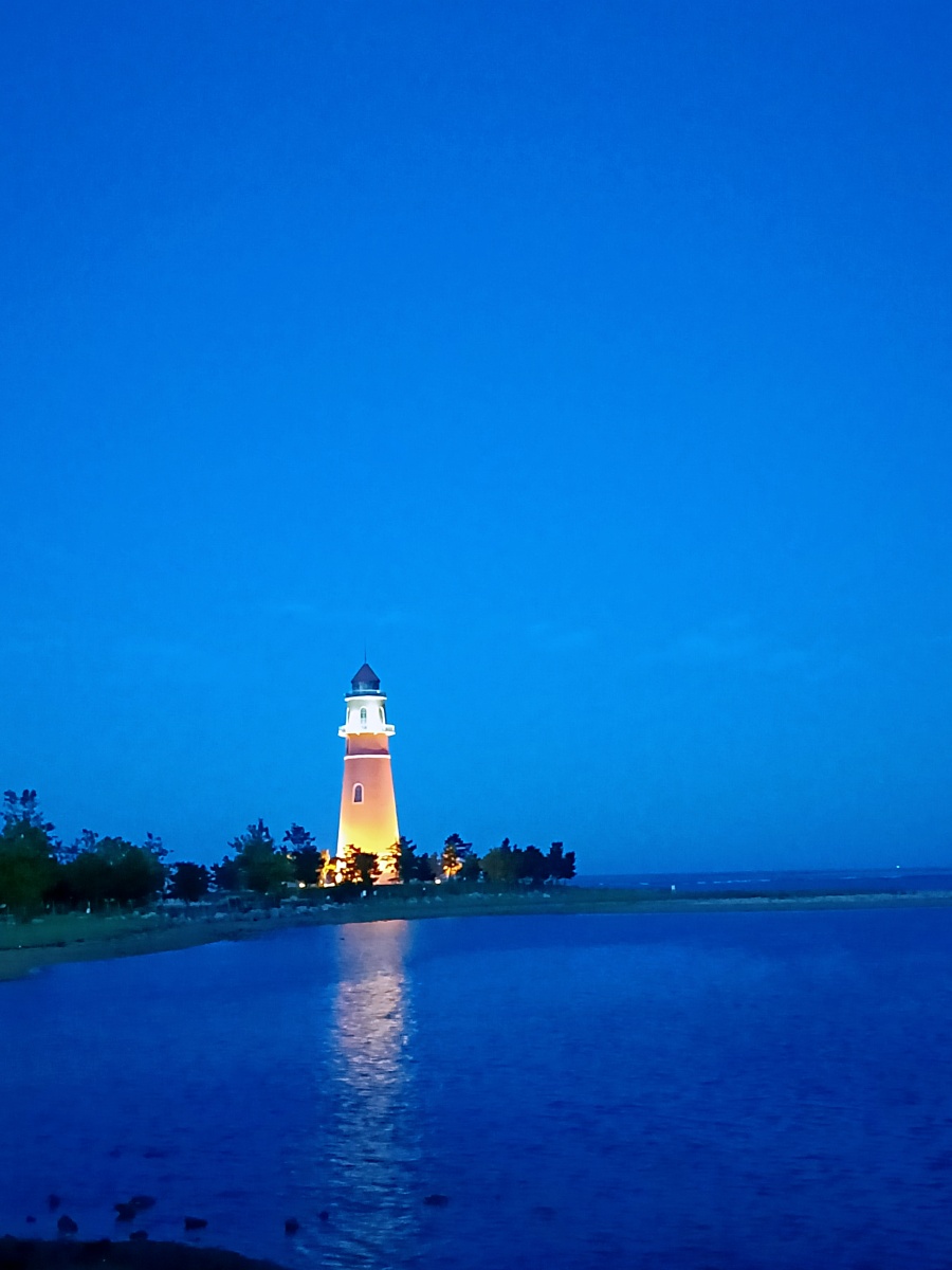 黑夜里的指明灯