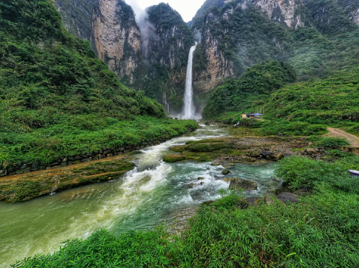 尖朵朵瀑布雨给河拭泪云给山抚慰瀑布贴着悬崖飞极为壮观山感觉挺好