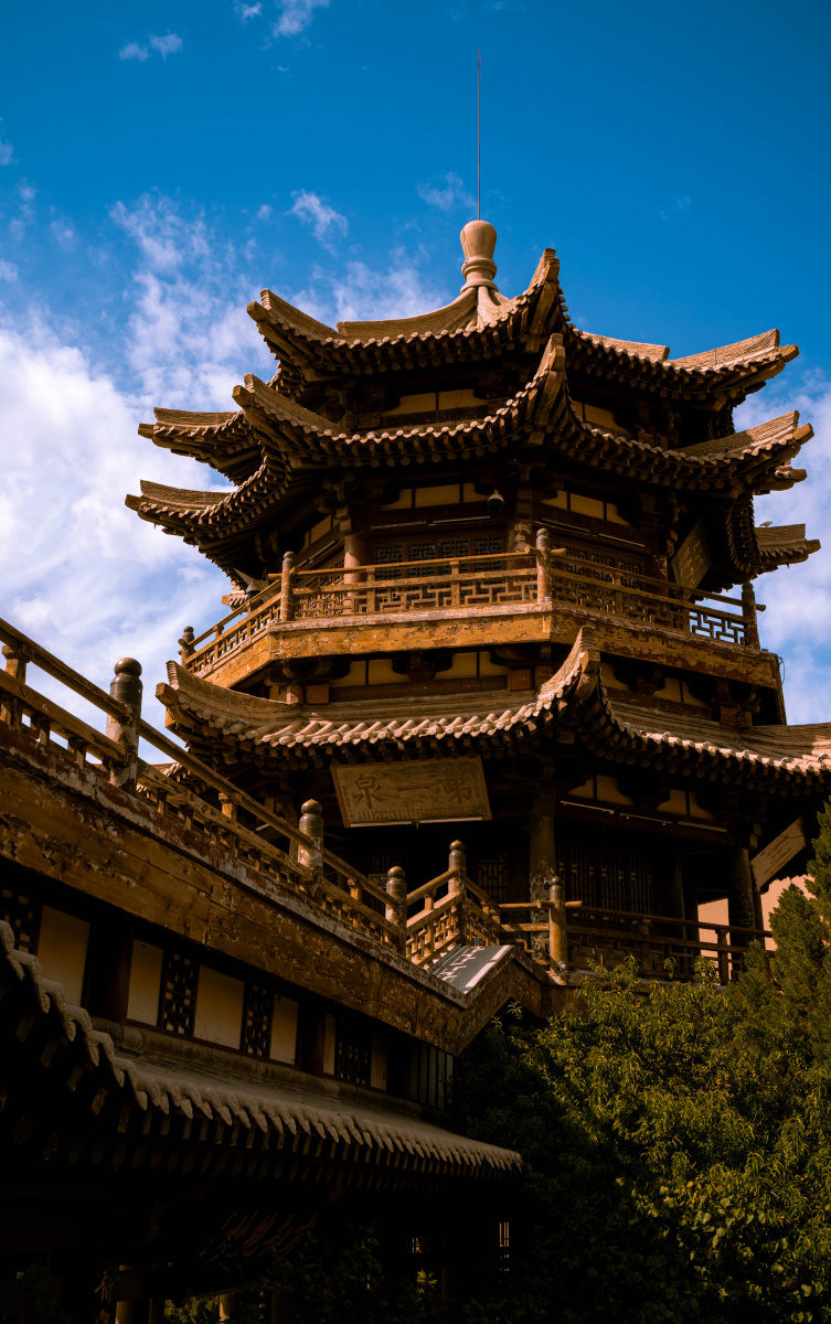 鸣沙山月牙泉边的古楼