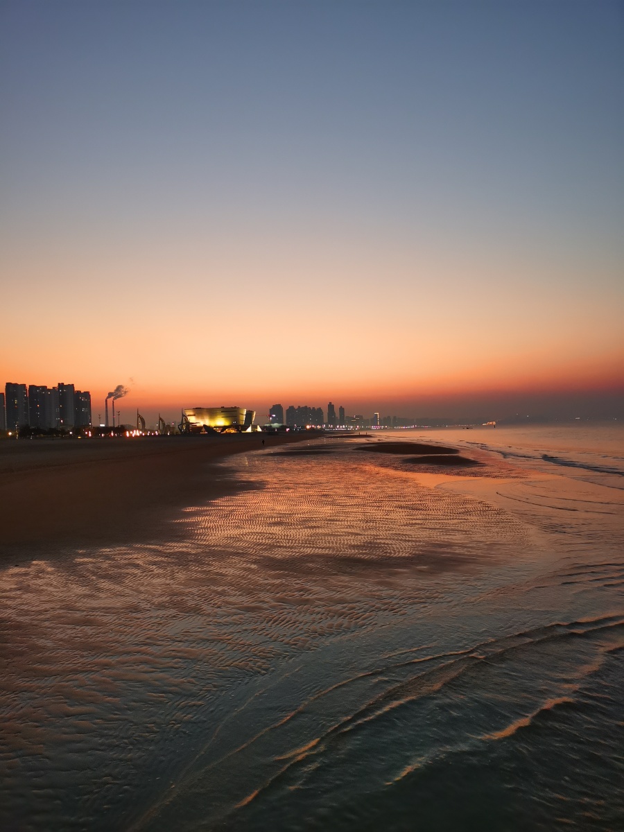 落日余晖烟台开发区会展中心海边