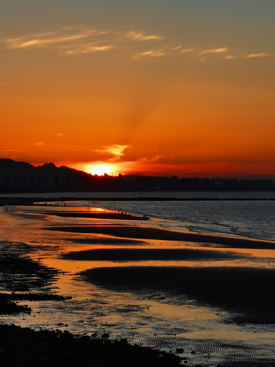 烟台市开发区海边的夕阳