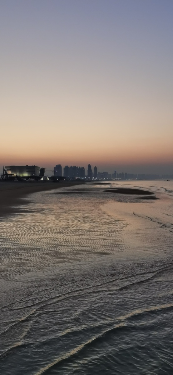 落日余晖烟台开发区会展中心海边