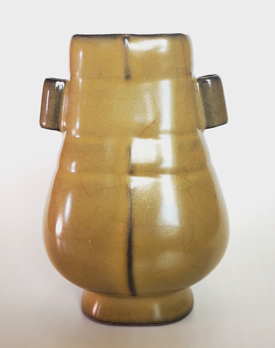 南宋官窑贯耳瓶14厘米高