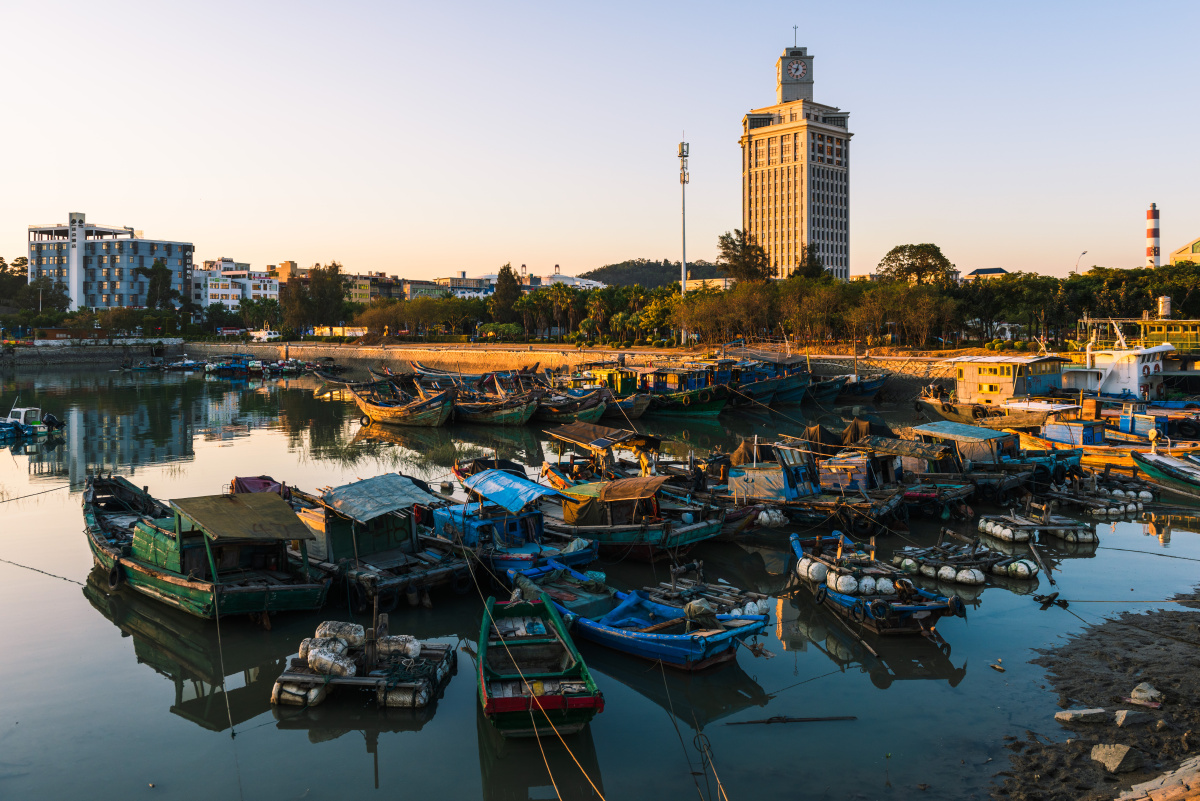 晨光中海沧湾海关钟楼下嵩屿码头传统渔船避风船坞
