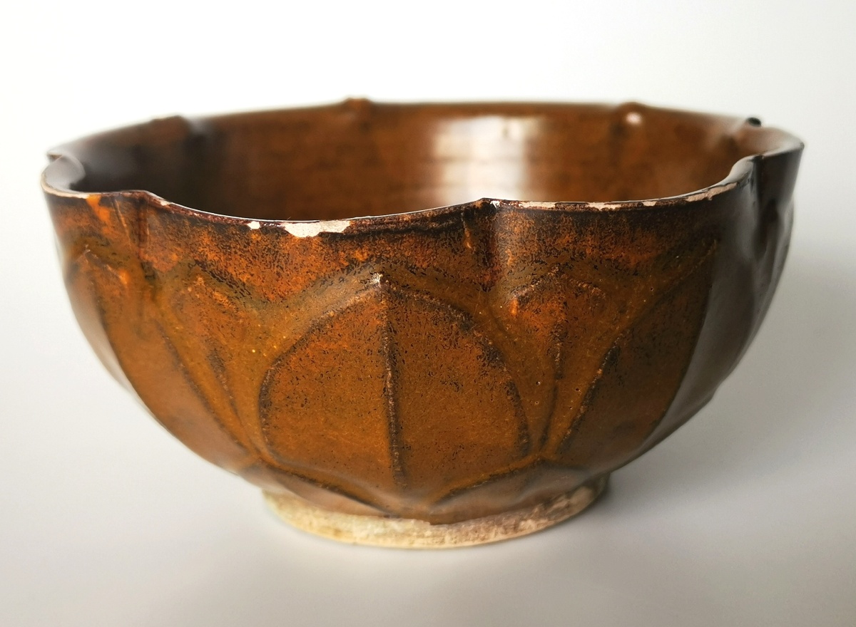 宋早期吉州窑系米黄釉莲花瓣碗