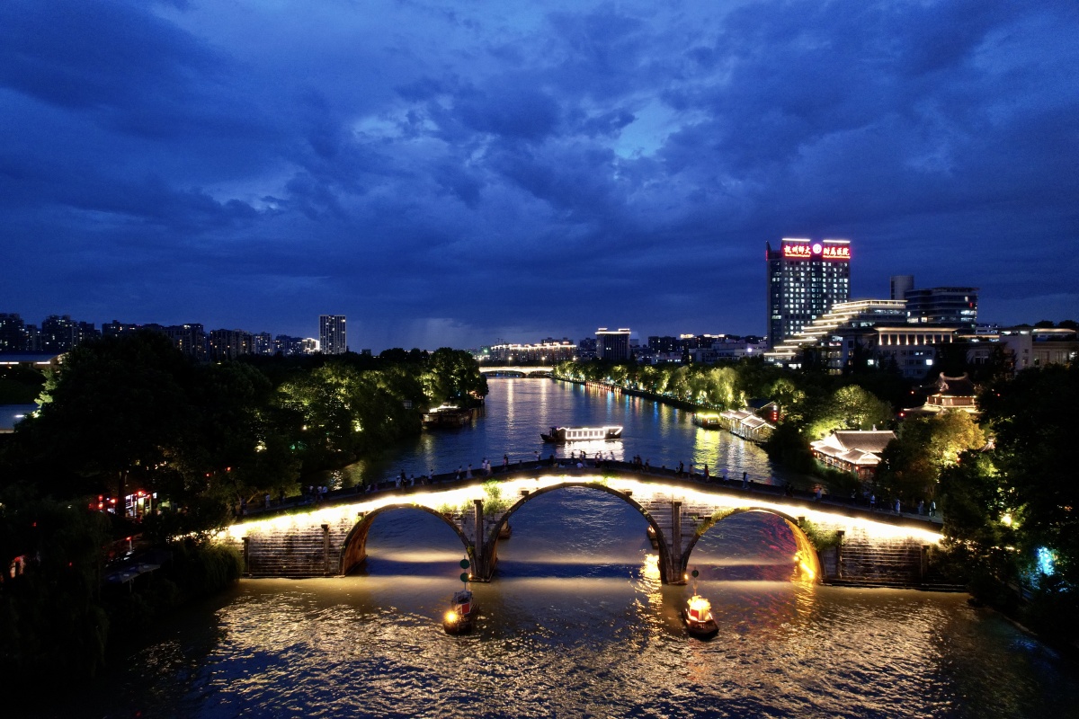 雨后的拱宸桥夜景