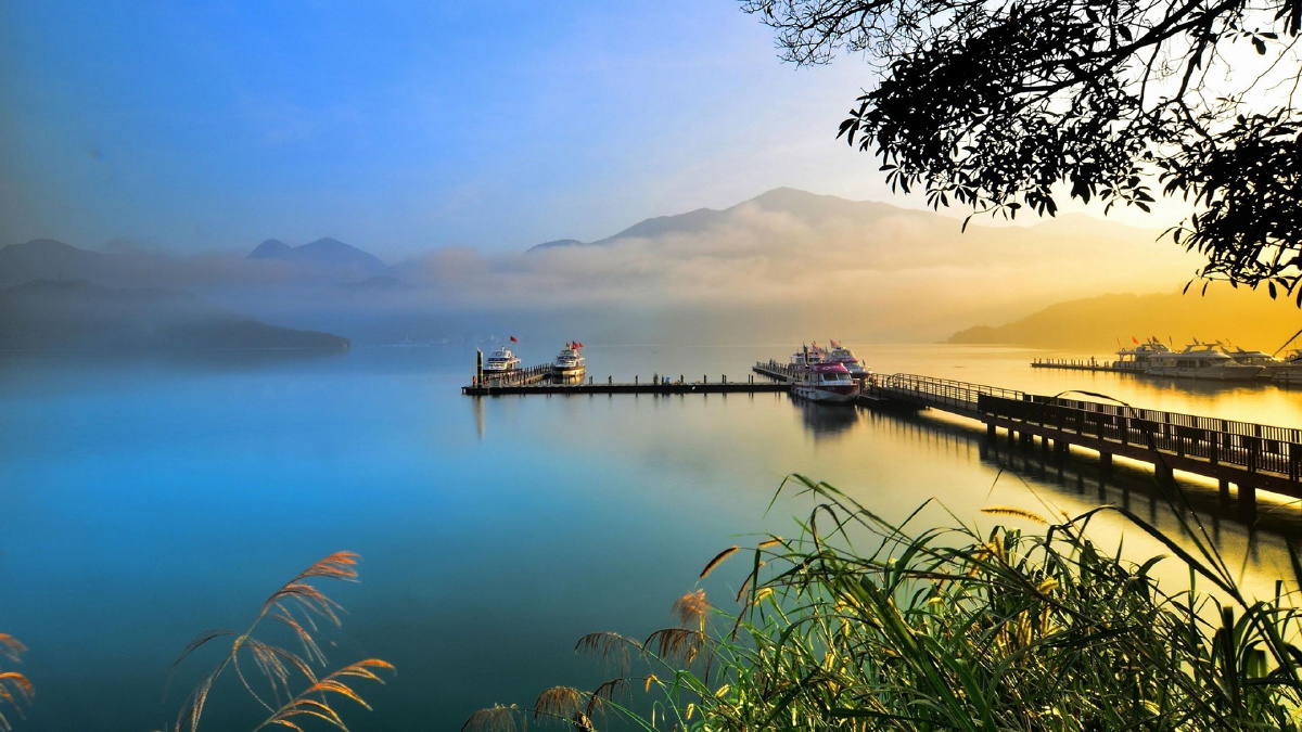 乍看,湖水犹如一潭诱人的陈酒,静静的,清盈盈的;细看,又宛如一块无瑕